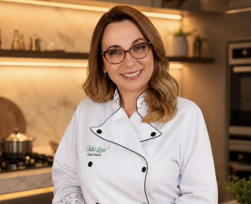 A chef Elaine Cristina de dólmã branco na cozinha